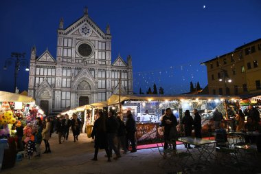 Florence, Aralık 2019: Arka planında Bazilika olan Santa Croce Meydanı 'ndaki ünlü Noel Pazarı. Floransa, İtalya.