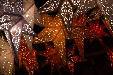 Florence, Aralık 2019: Florence City 'nin merkezindeki Santa Croce Meydanı' nda Noel süsleri. İtalya