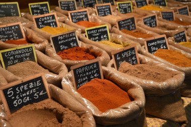 Floransa, İtalya 'nın merkezindeki bir Noel pazarında çeşitli baharatlar.