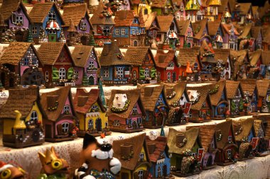 Florence, Aralık 2019: Florence City 'nin merkezindeki Santa Croce Meydanı' nda Noel süsleri. İtalya