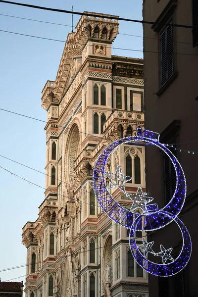 Floransa 'nın merkezindeki Noel ışıkları süslemeleri ve arka plandaki Santa Maria del Fiore Katedrali. İtalya