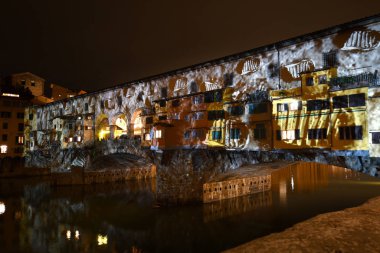 Floransa, Aralık 2019: Floransa 'daki ünlü Eski Köprü (Ponte Vecchio), Noel Tatilleri sırasında F-Light Festivali 2019 vesilesiyle aydınlatıldı. İtalya