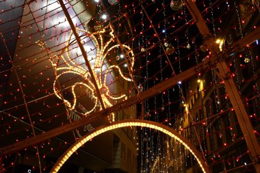 Floransa, Aralık 2019: Noel zamanı Floransa 'nın merkezi. Santa Trinita Meydanı 'nda Noel ışıkları süslemeleri. İtalya