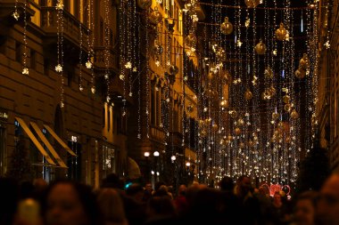 Floransa, Aralık 2019: Noel zamanı Floransa 'nın merkezi. Tornabuoni caddesinde turistler ve ışık dekorasyonları. İtalya