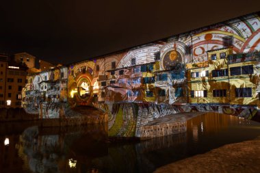 Floransa, Aralık 2019: Floransa 'daki ünlü Eski Köprü (Ponte Vecchio), Noel Tatilleri sırasında F-Light Festivali 2019 vesilesiyle aydınlatıldı. İtalya