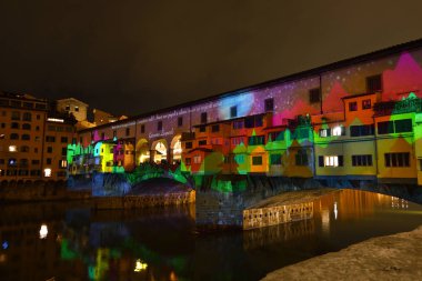İtalya, Floransa, Aralık 2019: Floransa 'nın Meşhur Eski Köprüsü (Ponte Vecchio), 2019 yılbaşı sezonunda Ay Işığı Firenze Işık Festivali' nde aydınlandı. İtalya