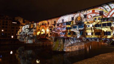 İtalya, Floransa, Aralık 2019: Floransa 'nın Meşhur Eski Köprüsü (Ponte Vecchio), 2019 yılbaşı sezonunda Ay Işığı Firenze Işık Festivali' nde aydınlandı. İtalya