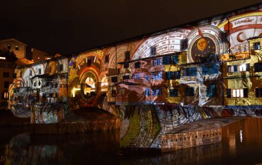 İtalya, Floransa, Aralık 2019: Floransa 'nın Meşhur Eski Köprüsü (Ponte Vecchio), 2019 yılbaşı sezonunda Ay Işığı Firenze Işık Festivali' nde aydınlandı. İtalya