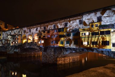 İtalya, Floransa, Aralık 2019: Floransa 'nın Meşhur Eski Köprüsü (Ponte Vecchio), 2019 yılbaşı sezonunda Ay Işığı Firenze Işık Festivali' nde aydınlandı. İtalya