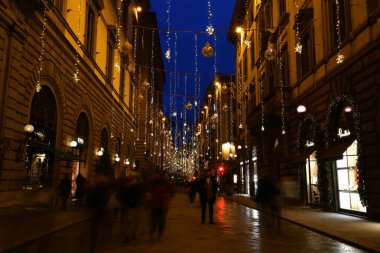 Floransa, Aralık 2019: Floransa 'nın merkezinde Noel tatillerinde alışverişe giden turistlerle güzel Noel süslemeleri. İtalya