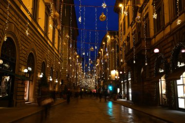 Floransa, Aralık 2019: Floransa 'nın merkezinde Noel tatillerinde alışverişe giden turistlerle güzel Noel süslemeleri. İtalya