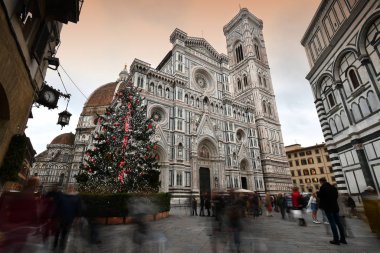 Floransa 'daki Piazza del Duomo' daki Noel ağacında turistler ve arka planda Santa Maria del Fiore 'un Güzel Katedrali var. İtalya.