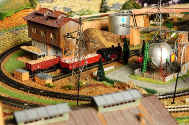 Florence, İtalya - 8 Ocak 2018: Trenli minyatür demiryolu modeli