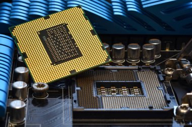 Modern bir bilgisayar anakartının soketi üzerine Cpu Chip 'in detayları. Elektronik küçük bileşen ayrıntıları.