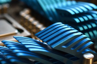 Modern bilgisayar anakartındaki mavi alüminyum ısıtıcının ayrıntıları. seçici odak.