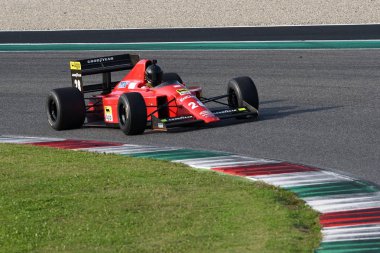 Mugello Pisti, 24 Ekim 2019: 1989 tarihli F1 Ferrari F189 Ferrari F189 eski Gerhard Berger - Nigel Mansell İtalya 'daki Mugello Pisti Finali Mondiali Ferrari 2019 sırasında görev başında.