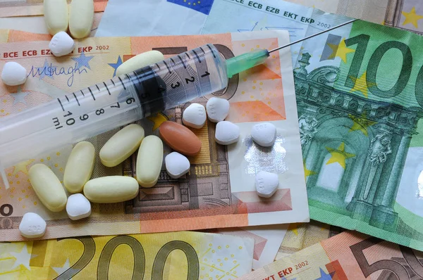 Шприц Многими Лекарственными Таблетками Вместо Банкнот Евро Концепт Образ — стоковое фото