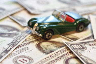 Para yerine araba minyatürleri. sigorta kavramı