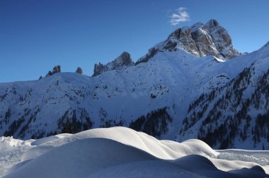 Kış mevsiminde Passo Valles 'e giden yoldan görülen Pale di San Martino dağlarının manzarası. Güney Tyrol, İtalya 'da Dolomitler.
