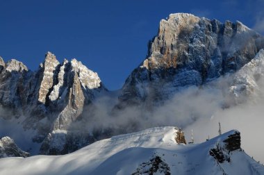 Pale di San Martino 'nun güzel dolomitleri kış mevsiminde Passo Rolle' dan görüldü. Güney Tyrol, İtalya.
