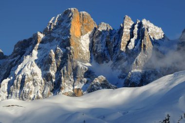 Pale di San Martino 'nun güzel dolomitleri kış mevsiminde Passo Rolle' dan görüldü. Güney Tyrol, İtalya.