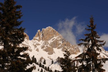 Dolomites kışın, Cima Uomo San Pellegrino geçişi sırasında kış sezonu itibariyle. Val di Fiemme, Trento İtalya.