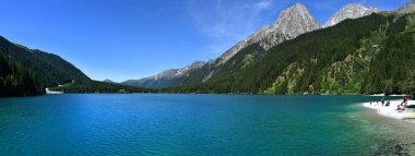 Antholzer See 'nin muhteşem manzarası (İtalyanca: Lago di Anterselva) Güney Tyrol, İtalya' da güzel bir turkuaz renkli göl.
