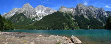 Antholzer See 'nin muhteşem manzarası (İtalyanca: Lago di Anterselva) Güney Tyrol, İtalya' da güzel bir turkuaz renkli göl.