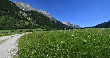 Anterselva vadisindeki güzel dağ manzarası. Rasun, Güney Tyrol. İtalya.