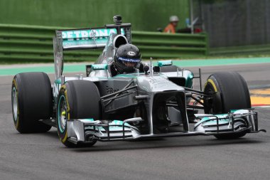 6 Mayıs 2018: Mercedes F1 Şef Designer Aldo Costa modern Mercedes F1 araba modeli W04 ex Nico Rosberg ile çalışır / Lewis Hamilton Minardi tarihi gün 2018 yılında İtalya Imola Circuit sırasında.