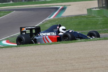 Imola, It, May, 2018: tarihi Formula 1 Fondmetal Fa1 m-E 1991 ile Minardi Tarihi Günü 2018 'de İtalya' daki Imola Pisti 'ne bilinmeyen koşu.