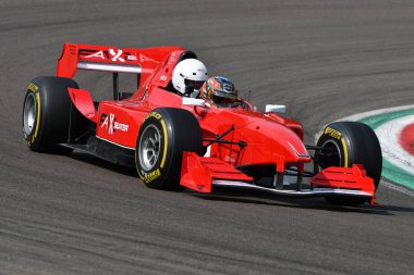 Imola, 6 Mayıs 2018: İtalya 'daki Imola Pisti' nde Minardi Tarihi Günü sırasında Fa1x2 koltuklu A1gp Formula Arabası ile bilinmeyen araçlar.