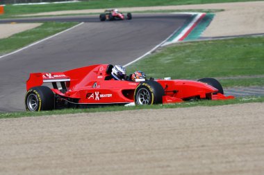 Imola, 6 Mayıs 2018: İtalya 'daki Imola Pisti' nde Minardi Tarihi Günü sırasında Fa1x2 koltuklu A1gp Formula Arabası ile bilinmeyen araçlar.