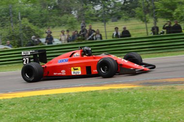 6 Mayıs 2018: bilinmeyen tarihi 1989 Ferrari F1 araba modeli 640 F189 Nigel Mansell ex ile çalışır / Gherard Berger Minardi tarihi gün 2018 yılında İtalya Imola Circuit sırasında.