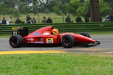 6 Mayıs 2018: bilinmeyen tarihi 1992 Ferrari F1 araba modeli F92a Jean Alesi ex ile çalıştırmak / Ivan Capelli Minardi tarihi gün 2018 yılında İtalya Imola Circuit sırasında.