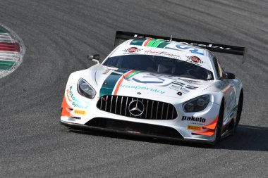 Mugello Circuit, Italya-19 Temmuz, 2019: Riccardo Agostini ve Rovera Alessio tarafından yönlendirilen Antonelli Motorsport takımının Mercedes AMG GT3, Mugello devresinde muhbir Gran Turismo Sprint uygulaması sırasında.