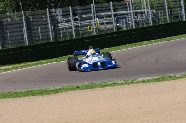 Imola, 27 Nisan 2019: Tarihi 1976 F1 Tyrrell P34 eski Ronnie Peterson Pierluigi Martini tarafından Minardi Tarihi Günü sırasında eylem tahrik 2019 İtalya Imola Circuit.