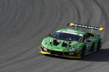 Mugello Circuit, Italya-19 Temmuz, 2019: Mugello devresinde muhbir Gran Turismo Sprint uygulaması sırasında Postiglione ve Vito MUL Jeroen tarafından yönlendirilen Imperiale Racing Team Lamborghini Huracan GT3 EVO.