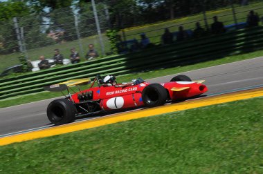 Imola, 27 Nisan 2019: İtalya 'daki Imola Pisti' nde Minardi Tarihi Günü sırasında tarihi bir Formula otomobili ile bilinmeyen çalışma.