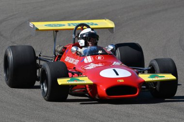 Imola, 27 Nisan 2019: İtalya 'daki Imola Pisti' nde Minardi Tarihi Günü sırasında tarihi bir Formula otomobili ile bilinmeyen çalışma.