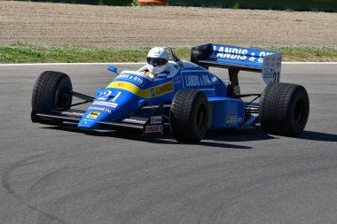Imola, 27 Nisan 2019: Tarihsel Osella Alfa Romeo V8 1987 Minardi Tarihi Günü 'nde bilinmeyen eski Alex Caffi İtalya' daki Imola Pisti 'ne girdi..