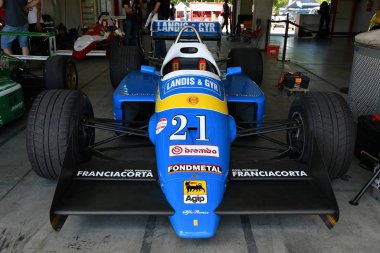Imola, 27 Nisan 2019: Tarihi Osella Alfa Romeo V8 1987 Minardi Tarihi Günü 'nde Alex Caffi İtalya' daki Imola Pisti 'ne girdi..