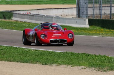 Imola, 27 Nisan 2019: İtalya 'daki Imola Pisti' nde 1967 tarihli Minardi Günü sırasında Alfa Romeo Tipo 33 