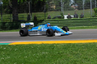 Imola, 27 Nisan 2019: Tarihi 1983 Osella Fa1e Alfa Romeo F1 Minardi Tarihi Günü sırasında bilinmeyen tarafından tahrik 2019 İtalya'da Imola Circuit içine.
