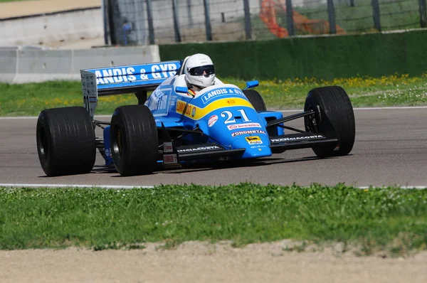 2019年4月27日 伊莫拉 历史上的奥塞拉 阿尔法 罗密欧V8 1987年 前亚历克斯 卡菲在2019年米纳迪历史日因不明身份开车驶入意大利的伊莫拉赛道 — 图库照片