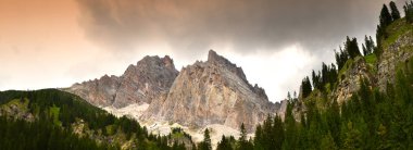 Cortina d 'Ampezzo yakınlarındaki Cristallo Dolomitic grubunun görüntüsü. Veneto, İtalya