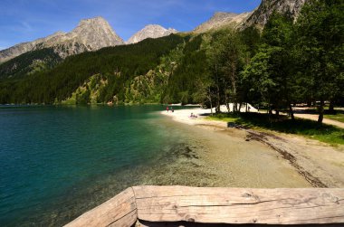 Rasun, Temmuz 2019: Antholzer See (İtalyanca: Lago di Anterselva) Güney Tyrol, İtalya 'da güzel bir turkuaz renkli göl.