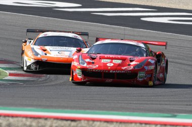Mugello Pisti, İtalya - 19 Temmuz 2019: Scuderia Baldini 'li Ferrari 488 Gt3 Stefano Gai ve Antonio Fuoco tarafından kullanıldı. Mugello Pisti 'nde Gran Turismo Koşusu.
