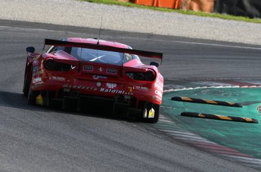 Mugello Pisti, İtalya - 19 Temmuz 2019: Scuderia Baldini 'li Ferrari 488 Gt3 Stefano Gai ve Antonio Fuoco tarafından kullanıldı. Mugello Pisti 'nde Gran Turismo Koşusu.