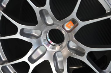 Alaşımlı tekerleklerin ayrıntıları. makro çekim